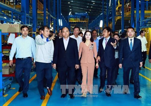 Premierminister Nguyen Xuan Phuc besucht den Betrieb zur Fahrzeugmontage in Ninh Binh - ảnh 1
